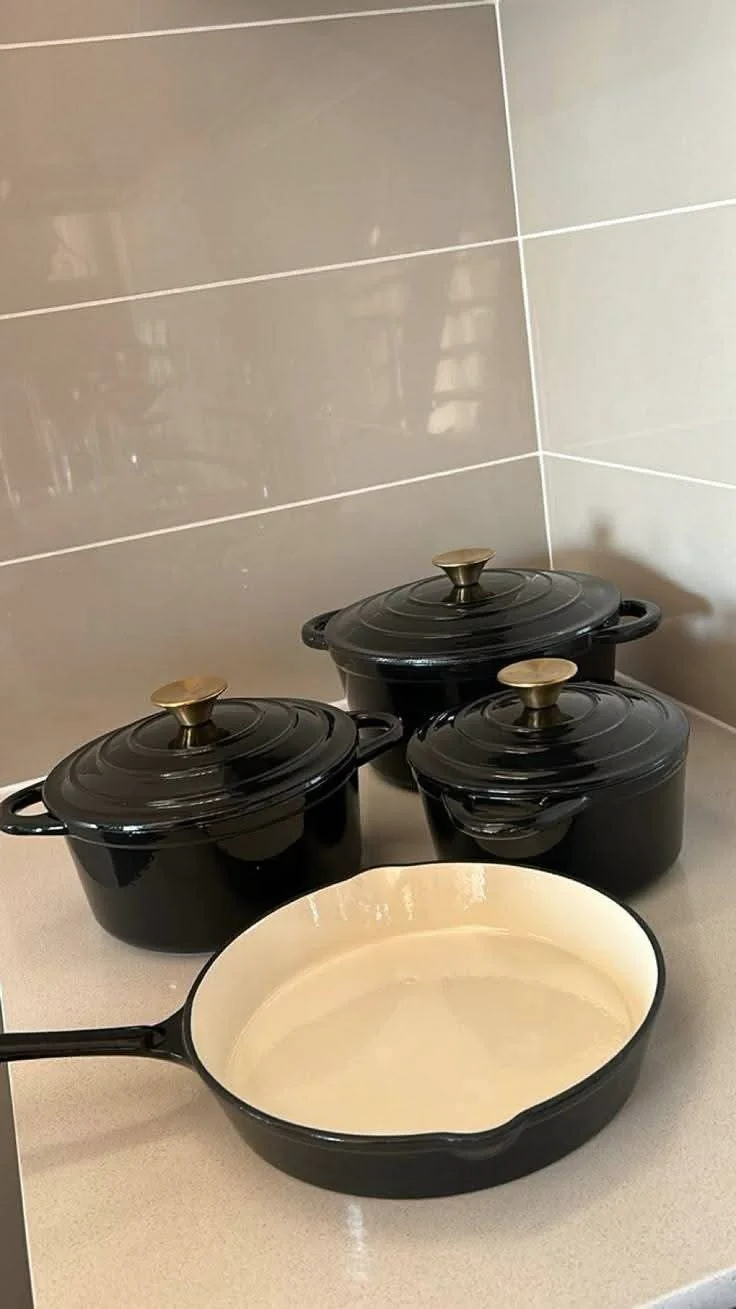 4-Piece Enamel Cast Iron Cookware Set with Cooking Gloves — view 2